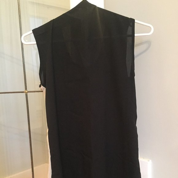 Sleeveless tie up blouse - Picture 2 of 2